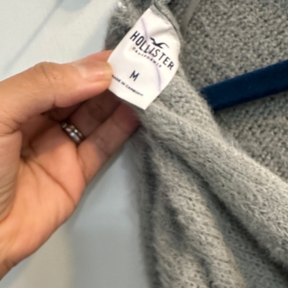 Hollister Soft Gray V-Neck Sweater - Picture 4 of 5